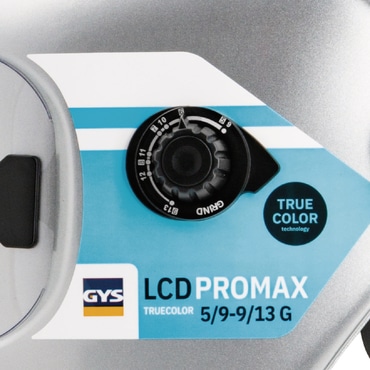 Närbild av en dekal på en utrustning, märkt "SvetshjälmPromax True Color 3/5-13 DIN med UV/R skydd DIN 15" bredvid en kontrollratt. Dekalen har GYS-logotypen och nämner "TRUE COLOR-teknologi.