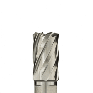 Närbild av en EUROBOOR KÄRNBORR HSS Ø 19x30 MM SKÄRDJUP WELDON som används vid metallborrning, med spiralräfflor och ett cylindriskt skaft.