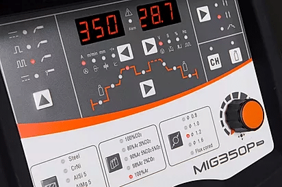 Närbild av en JASIC PRO MIG 350 Puls JM-350P kontrollpanel som visar inställningar och avläsningar, såsom 350 enheters mått, 28,7 enheters mått och olika brytare och knappar.