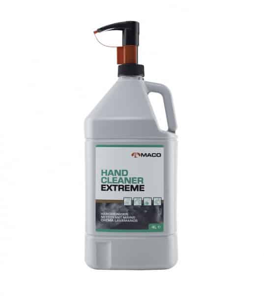 En 4-liters flaska "MACO EXTREME HANDRENGÖRING 4L+PUMP" från Maco, utrustad med en pumpdispenser. Etiketten är vit och grön med text på flera språk och produktanvändningsikoner.