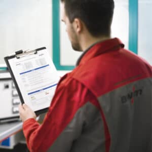 En man läser håller i ett informationspapper