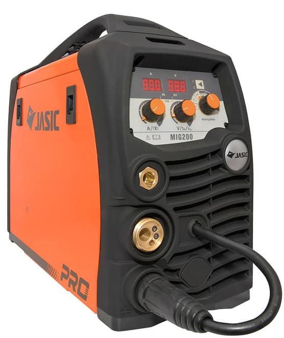 En JASIC PRO MIG 200 Digital Synergic JM-200CS med ett orange och svart hölje, med en digital display, kontrollrattar och kablar anslutna framtill. Märket "JASIC" syns på sidan.
