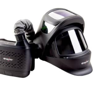 Svetshjälm friskluft EWM Powershield Guardian Clean Set är en svart svetshjälm med genomskinligt visir och integrerat luftfiltreringssystem, med en slang kopplad till en bärbar filterenhet märkt "ewm".