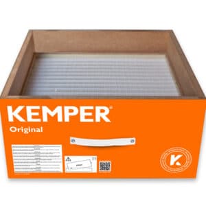 Ett rektangulärt luftfilter märkt "Ersättningsfilter för Kemper SmartMaster" har en orangevit låda med ett handtag, informativa etiketter, symboler och ett synligt veckat filter inuti.