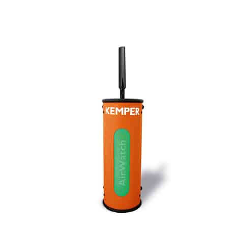 Kemper luftkvalitetsövervakning AirWatch är en orange cylinderformad enhet med en vertikal grön panel, svart antennliknande topp och "Kemper"-etikett, som visas stående mot en vit bakgrund.